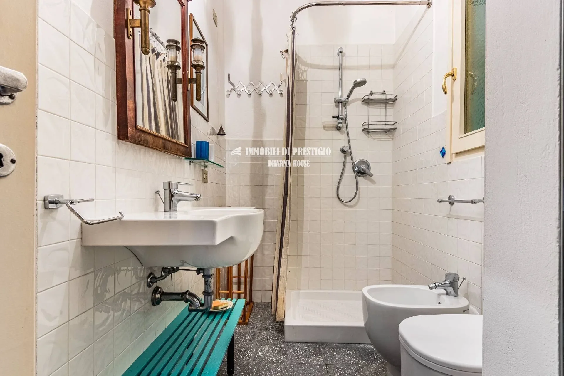 MILAN NAVIGLI, ELEGANT APARTMENT FOR SALE IN A HISTORICAL BUILDING