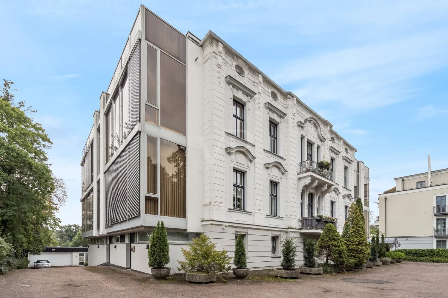 Exterior photo 2