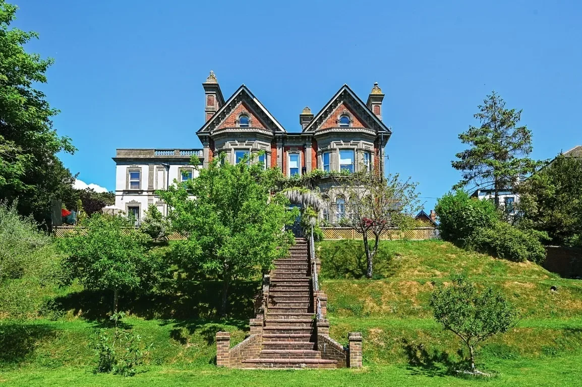 Exterior photo 8