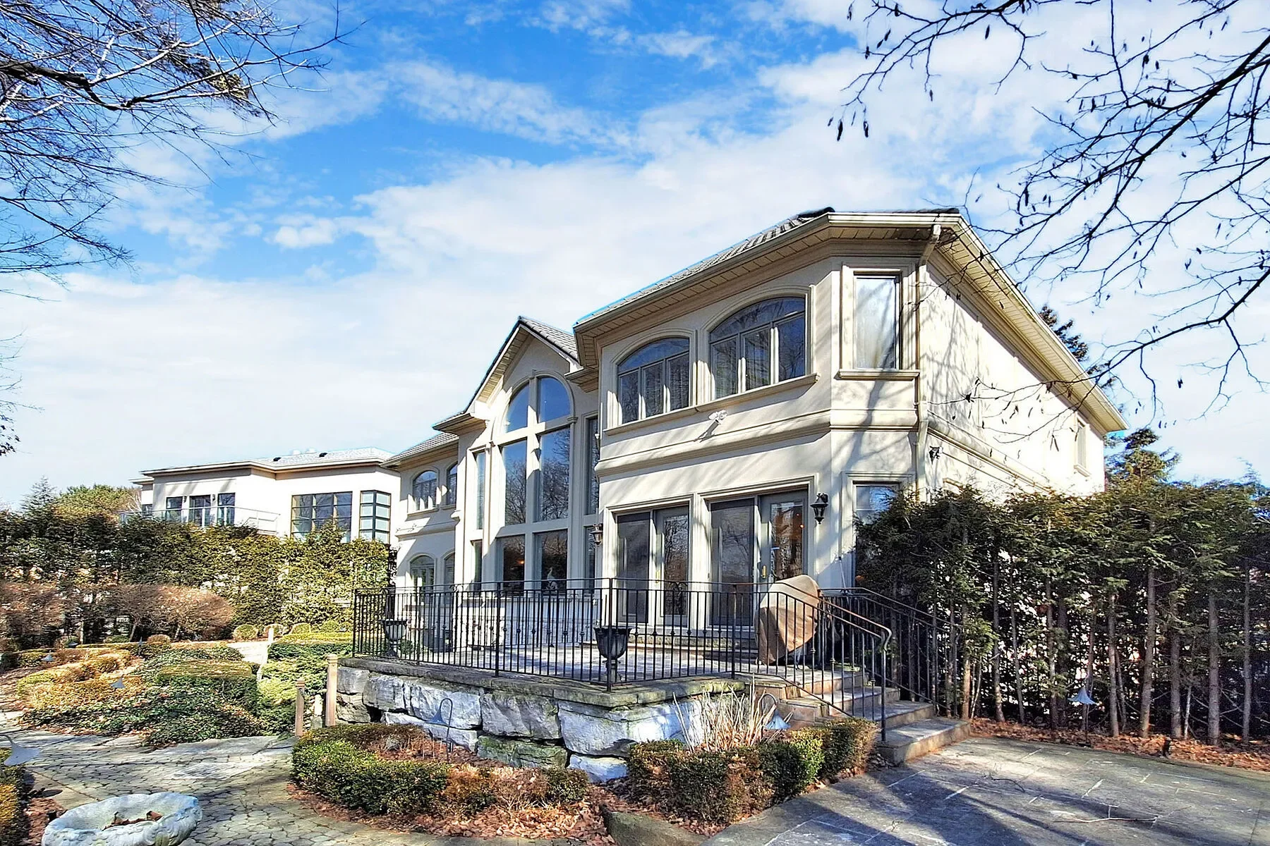 Exterior photo 1