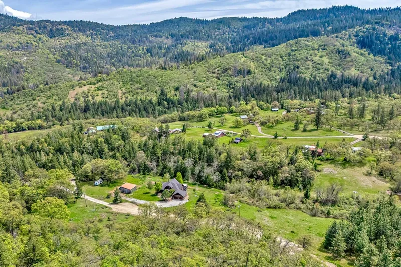 545 Conifer Way , Ashland, OR 97520, Ashland, Oregon, United States. - Photo 45