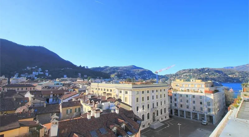 Elegant four-room apartment in Como, renovated