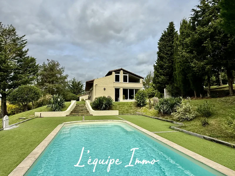 House 8 room(s) 4 bedroom(s) 226 m²