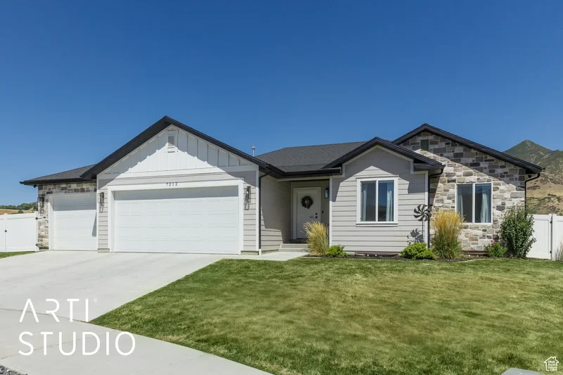 7212 S HAROLDS WAY E, Ogden, Utah, United States. - Photo 2