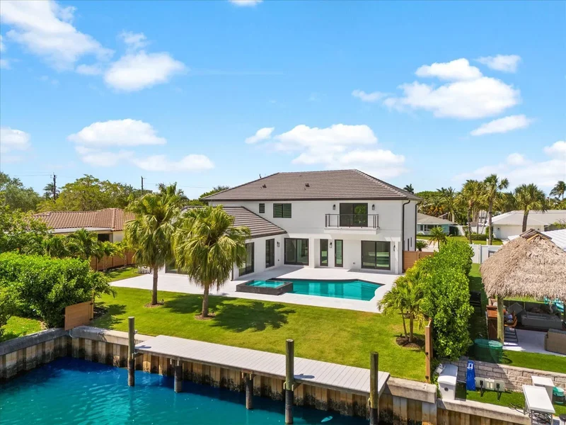 Single Family Residence in Tequesta