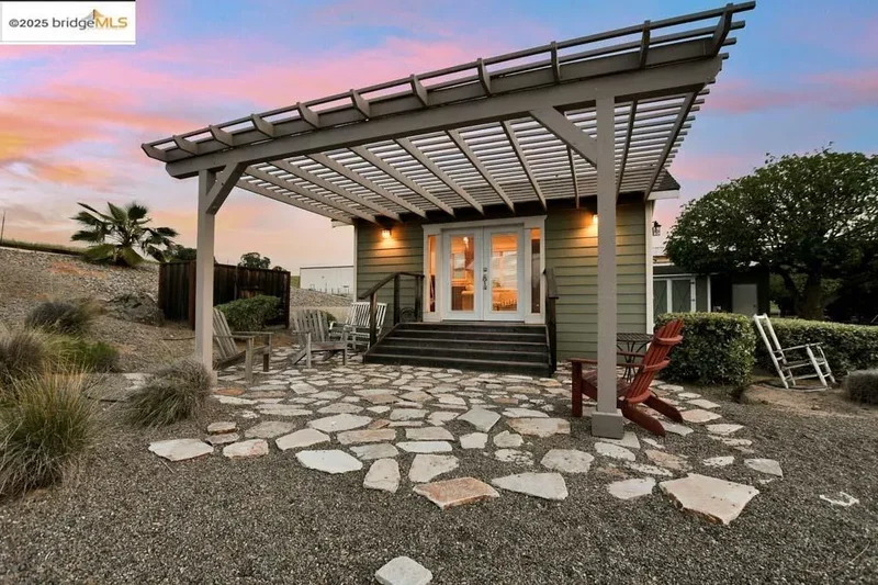 Single Family Residence in Brentwood