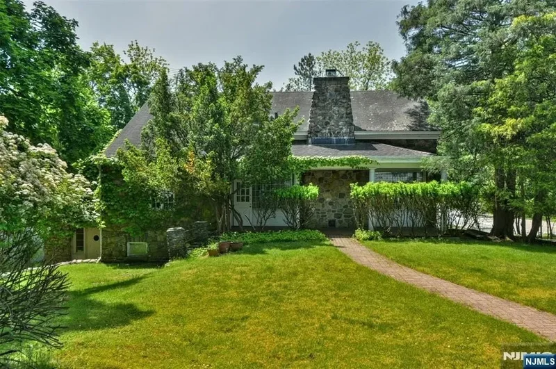 584 W Saddle River Road, Upper Saddle River, NJ, 07458, USA, Saddle River, New Jersey, United States. - Photo 2
