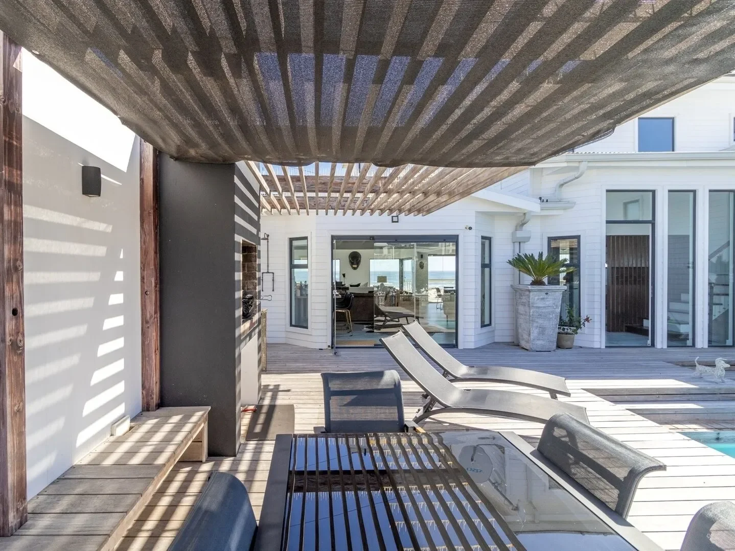 Exterior photo 8