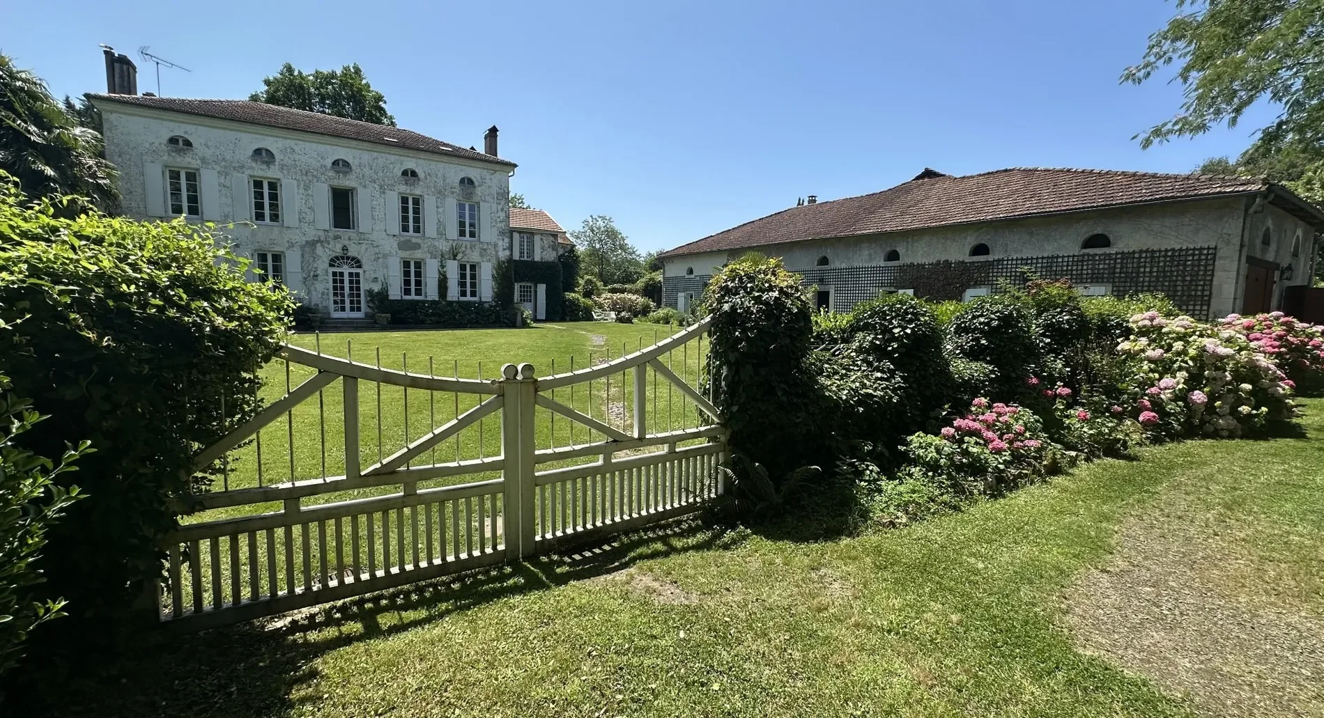 Exterior photo 2