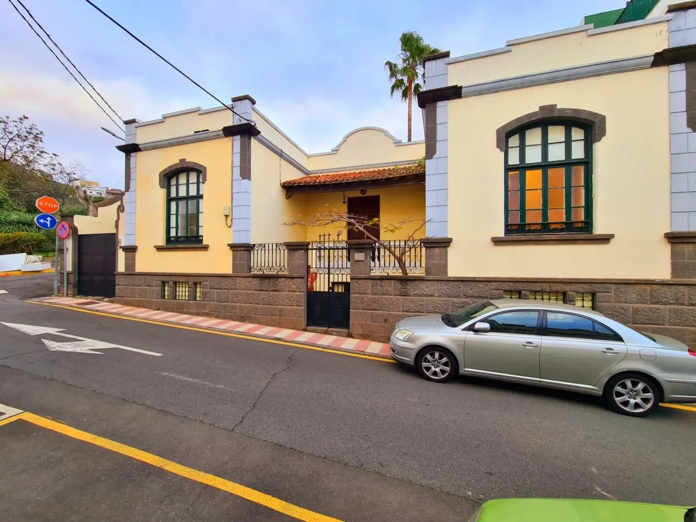 Exterior photo 2