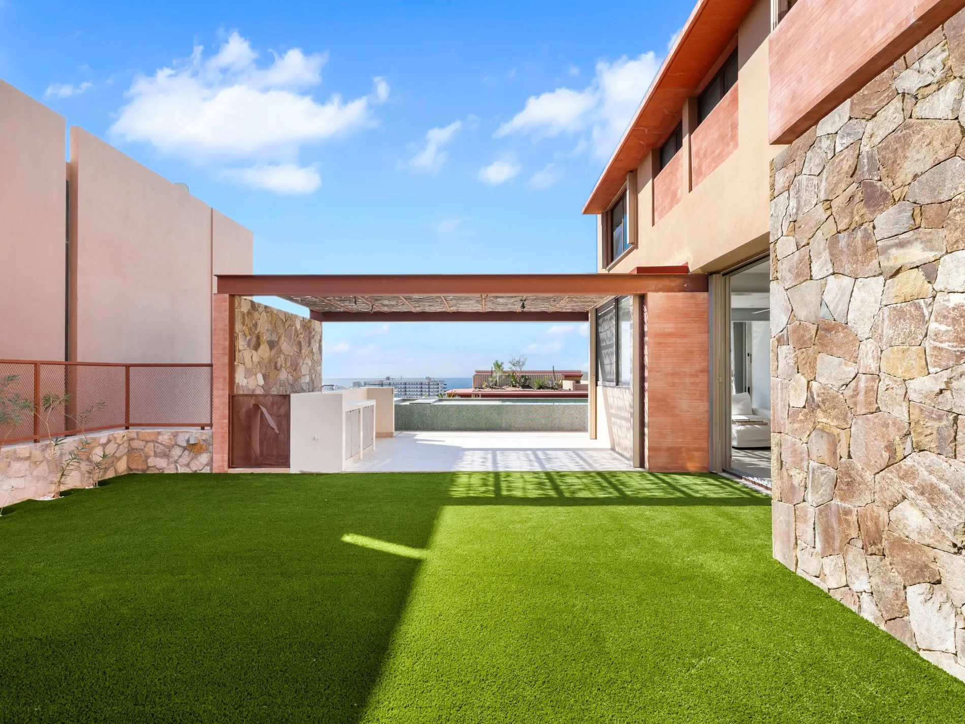 Exterior photo 3