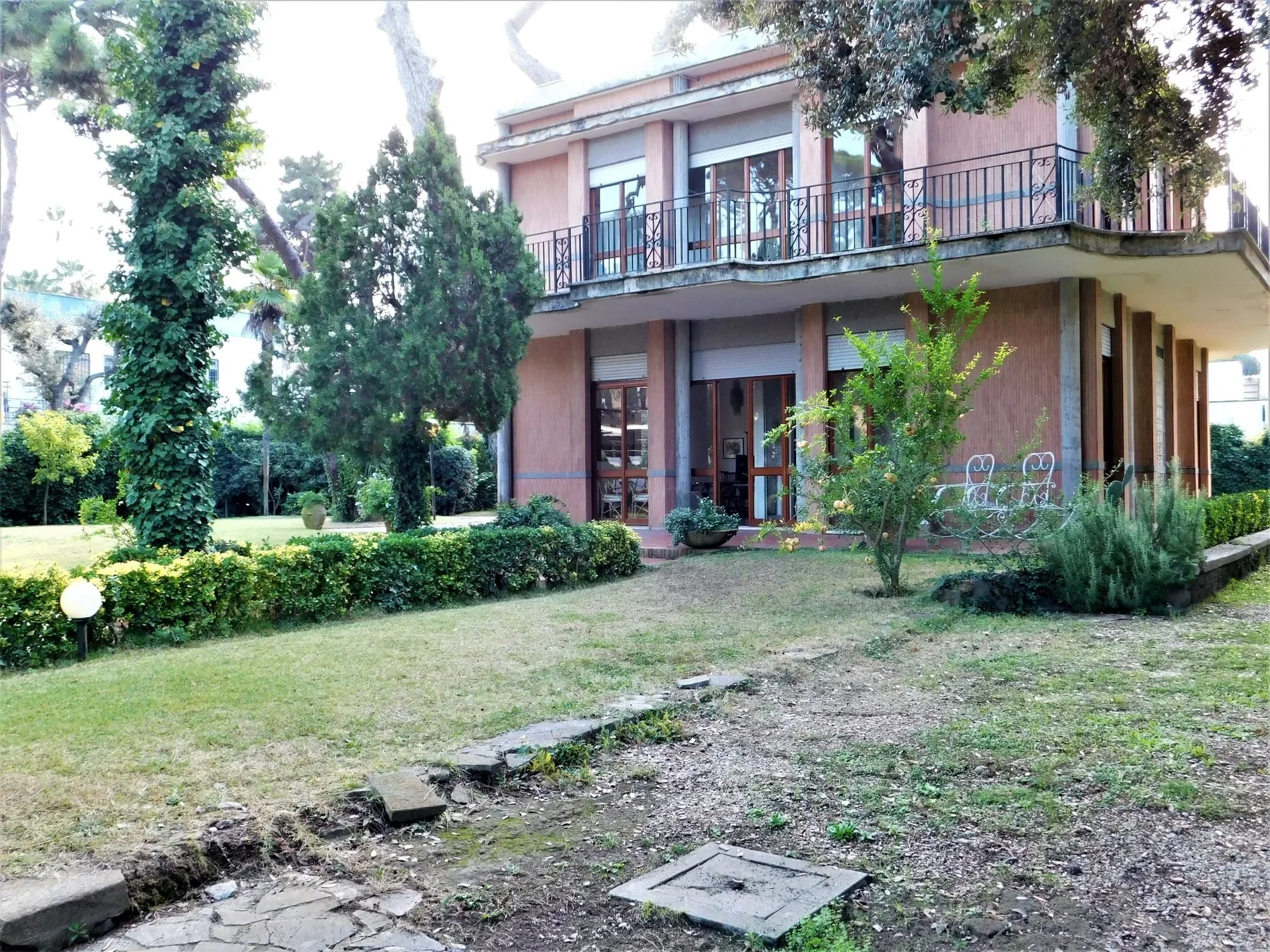 Exterior photo 2
