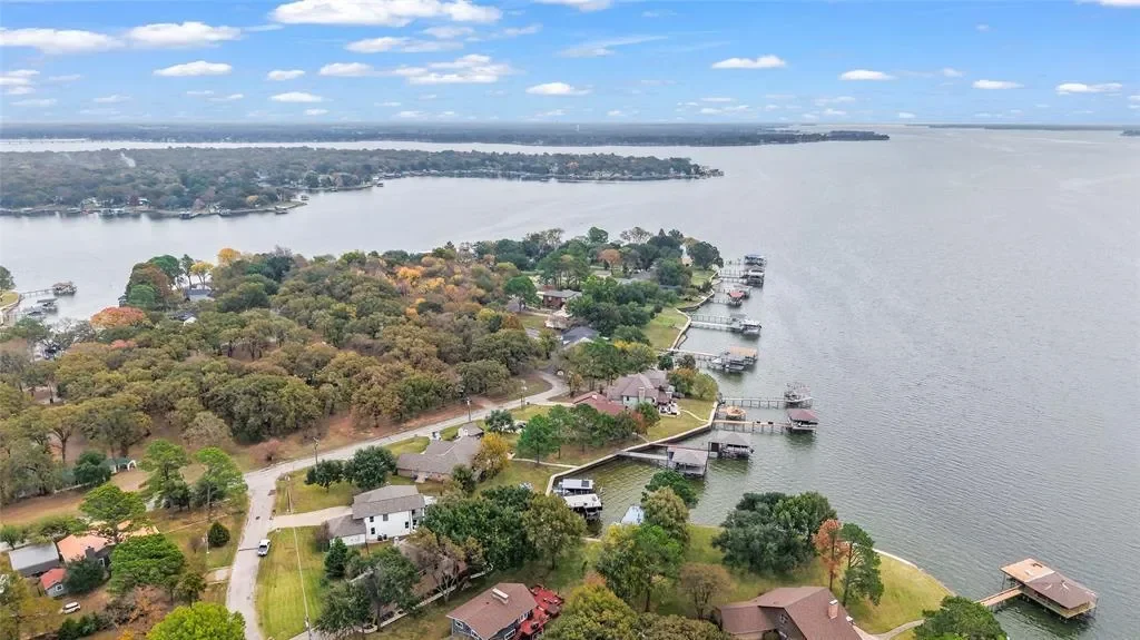 Single Family Residence in Gun Barrel City