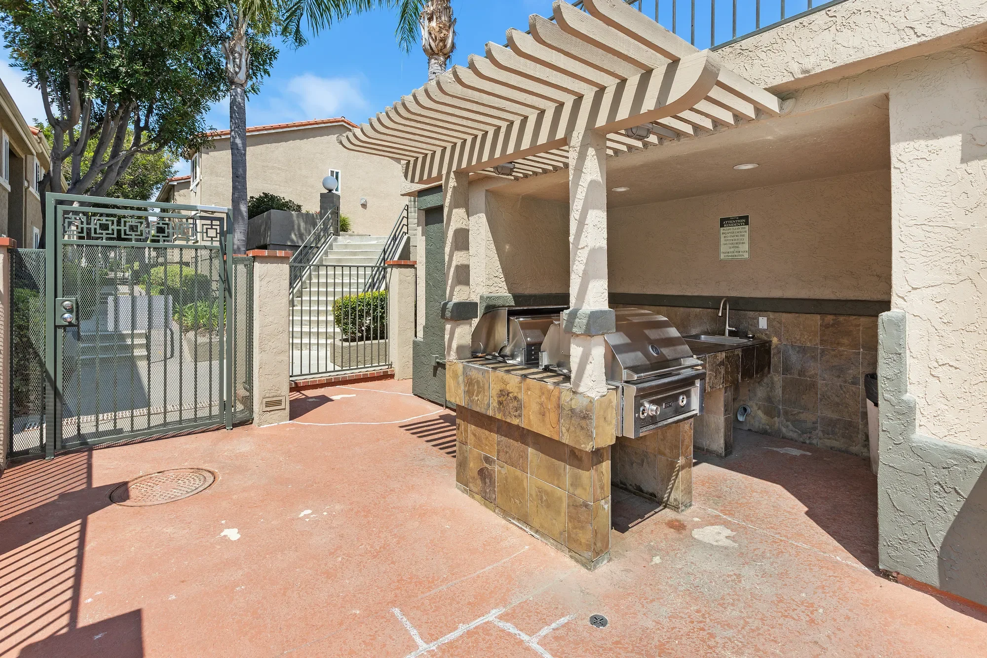 Exterior photo 7