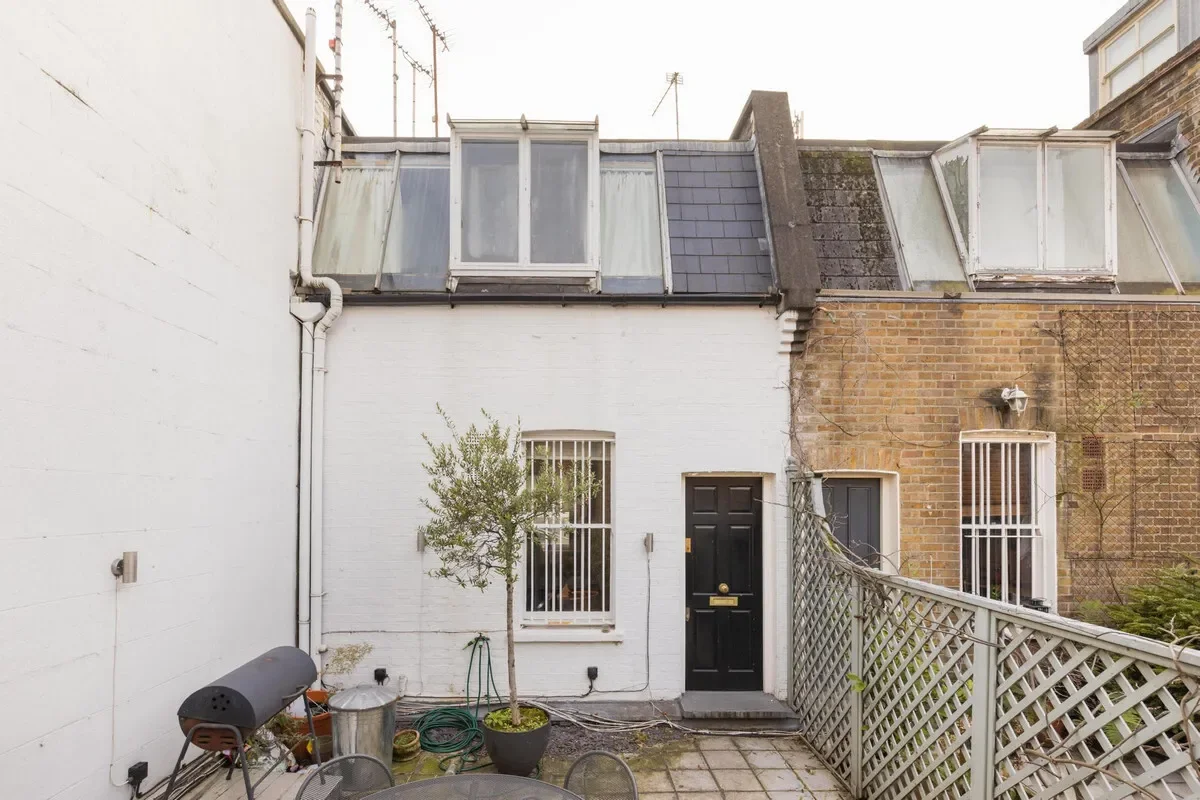 Exterior photo 1