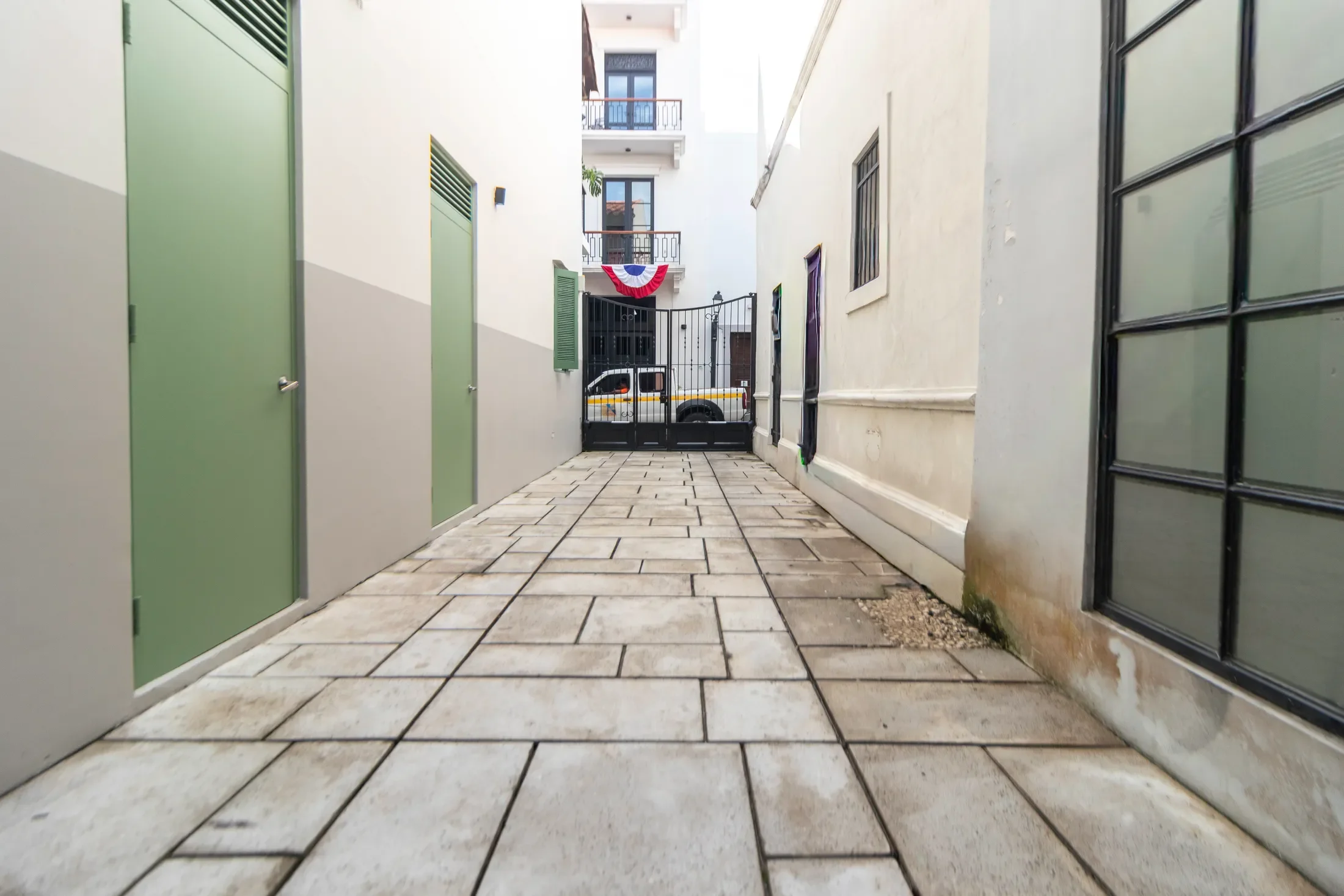 Exterior photo 6