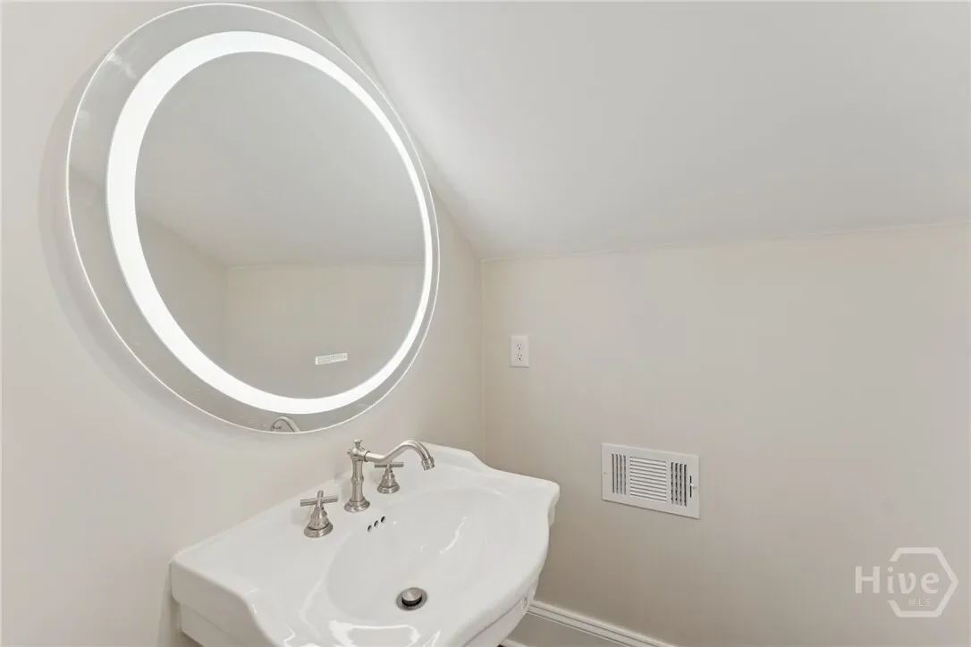 111 E 49th Street, Savannah, Georgia, United States. - Photo 43
