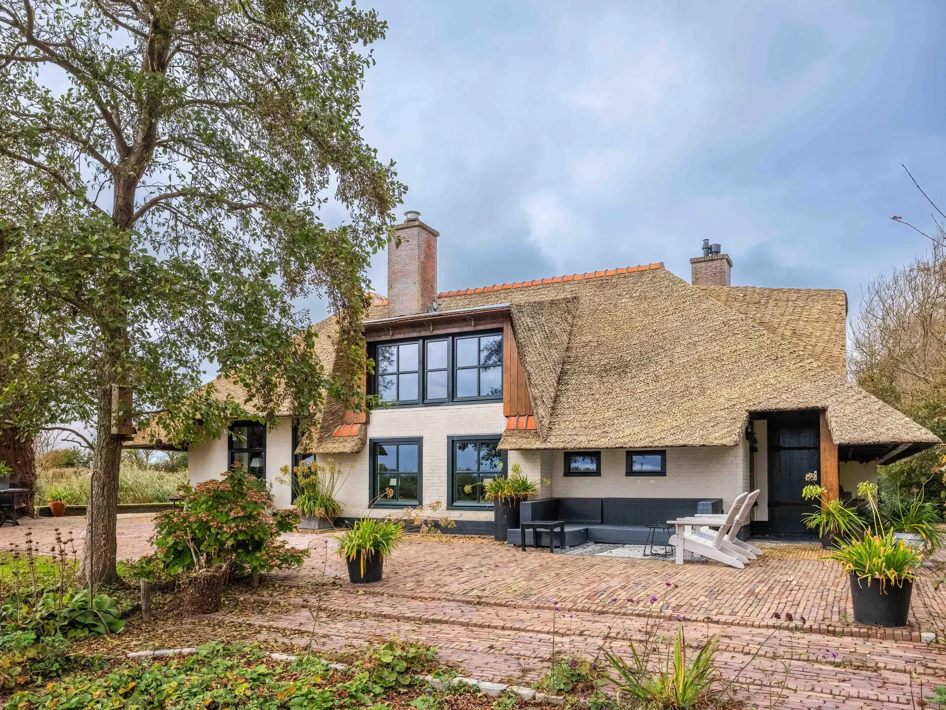 Exterior photo 9