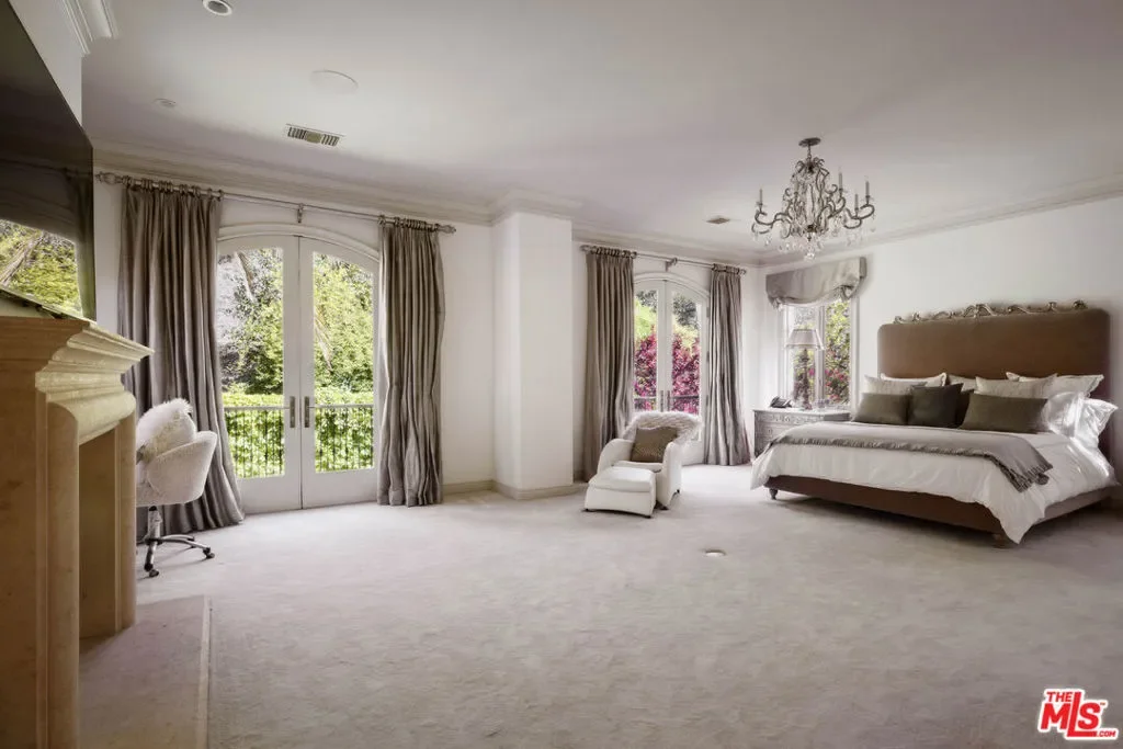 1160 Chantilly Road, Los Angeles, California, United States. - Photo 6