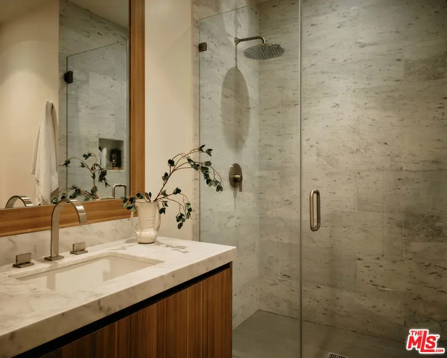 2635 Carman Crest Drive, Los Angeles, California, United States. - Photo 20