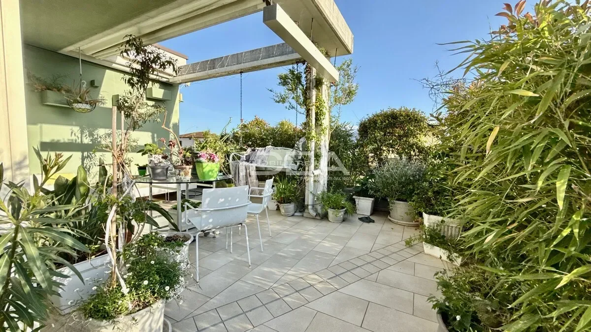 Exterior photo 5