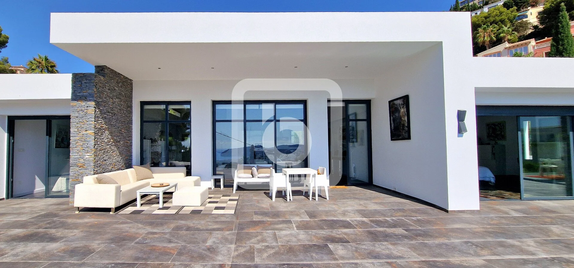 Exterior photo 6