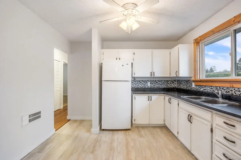 2295 Fitzgerald Ave, Courtenay, British Columbia, Canada. - Photo 2