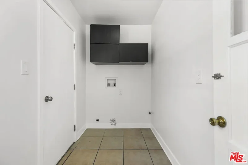 10823 Cantara Street, Los Angeles, California, United States. - Photo 25