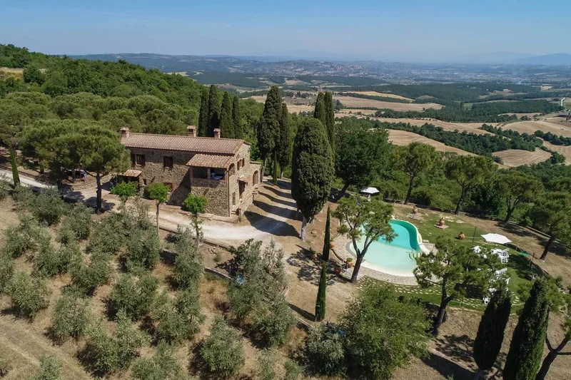 Gorgeous farmhouse for sale in Tuscany with panoramic views of Val di Chiana and Val d'Orcia