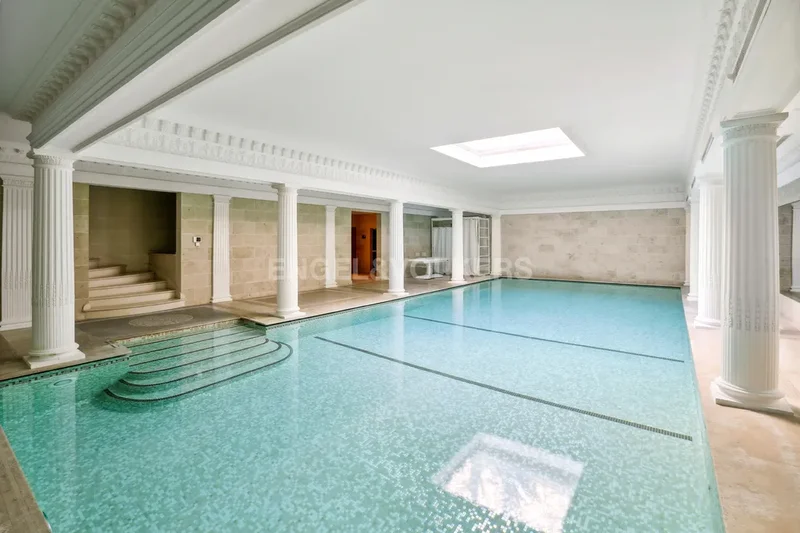 Neuilly-sur-Seine, Île-de-France, France. - Photo 8