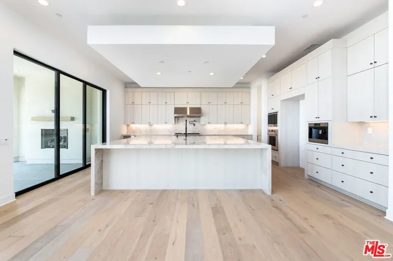11770 N Hillsborough Lane, Los Angeles, California, United States. - Photo 3