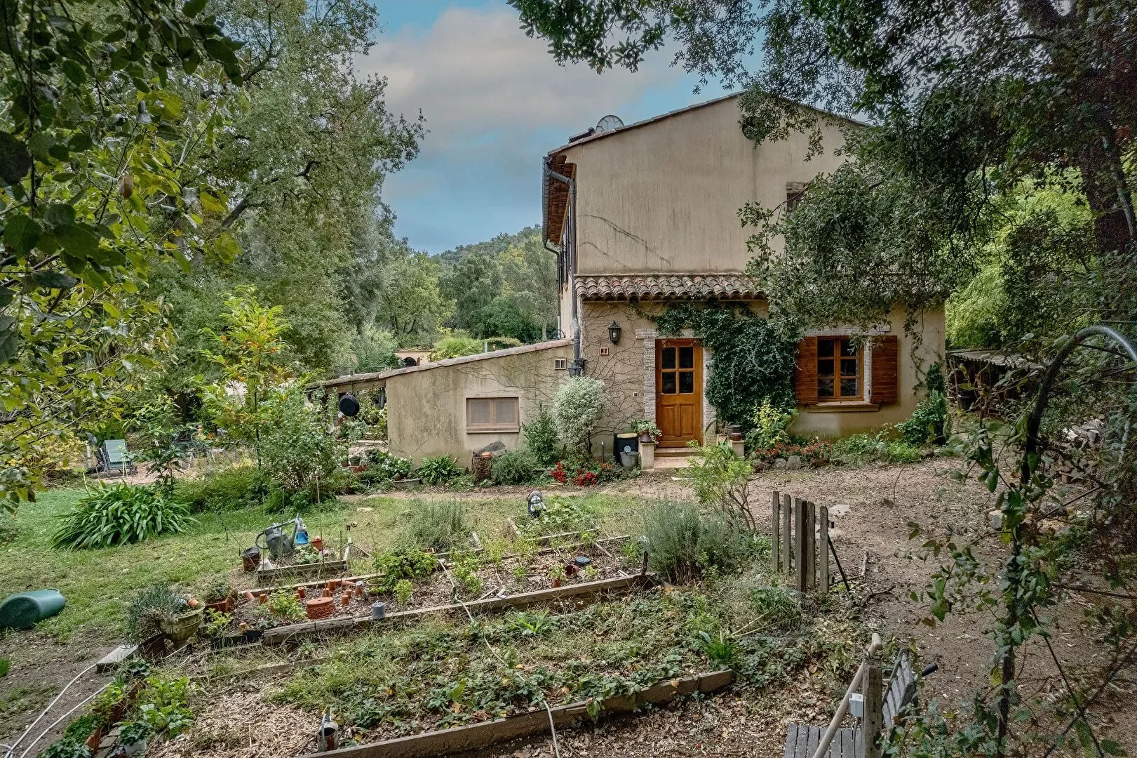 Exterior photo 3