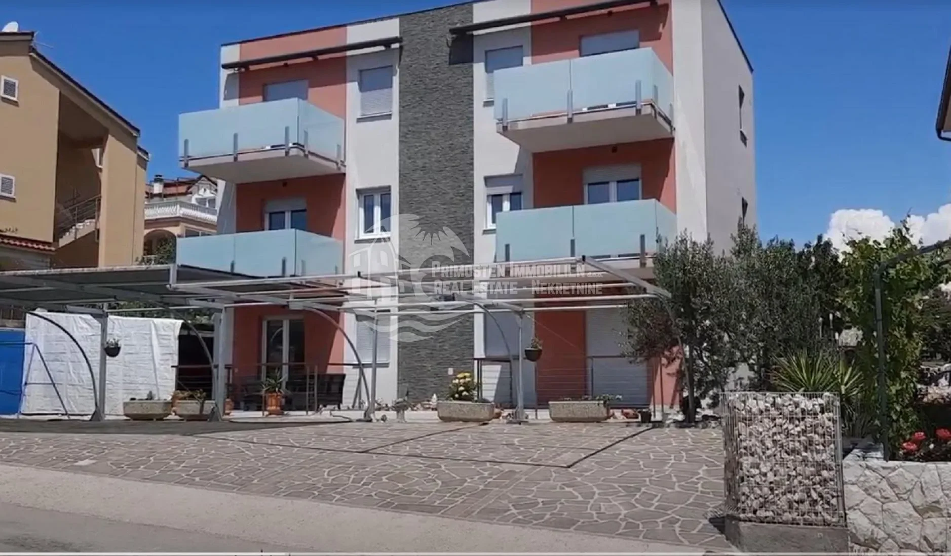 Exterior photo 2