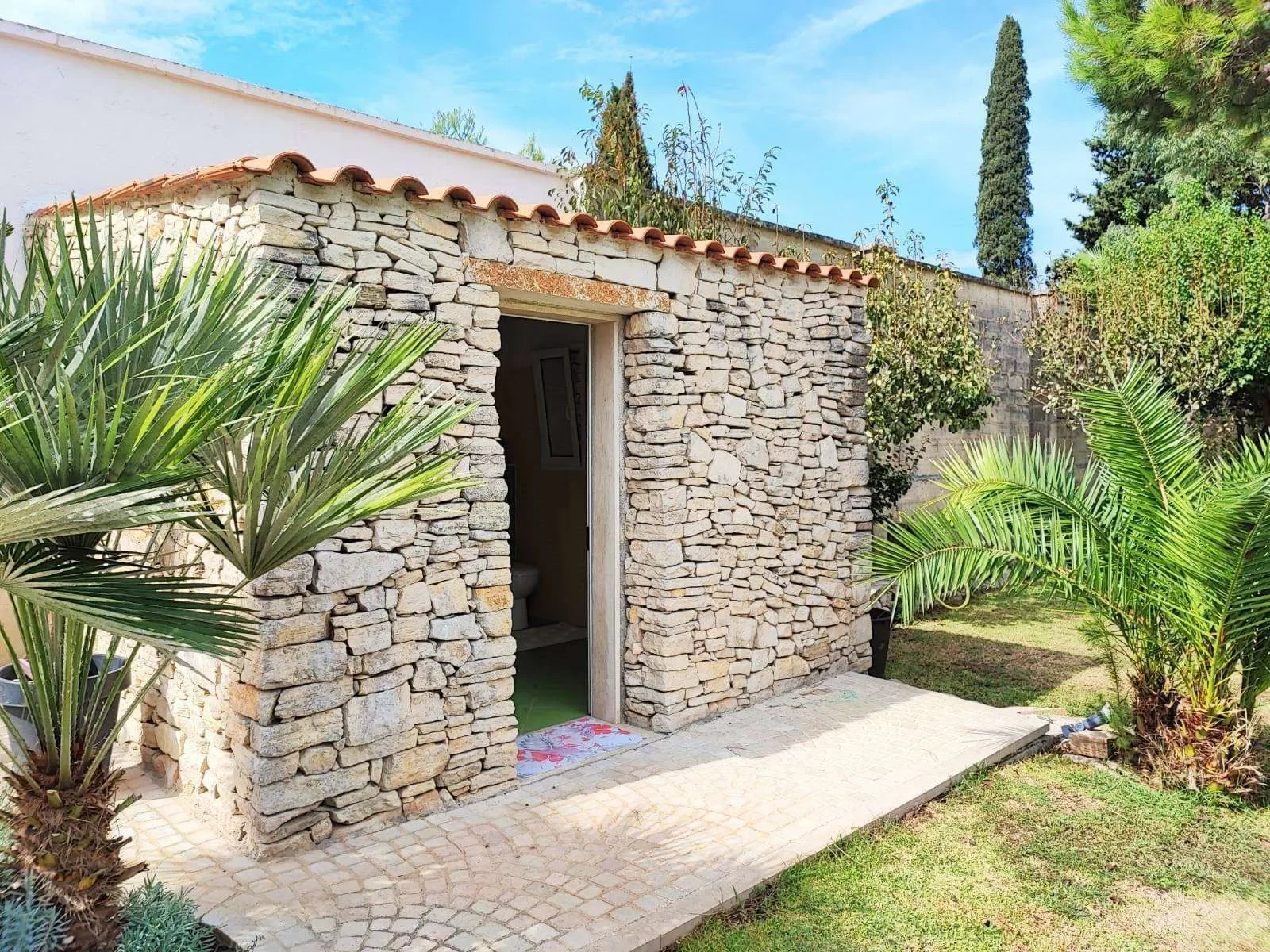 Exterior photo 7