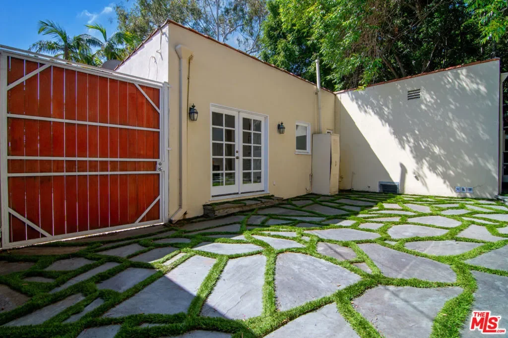9037 Elevado Street, Los Angeles, California, United States. - Photo 40