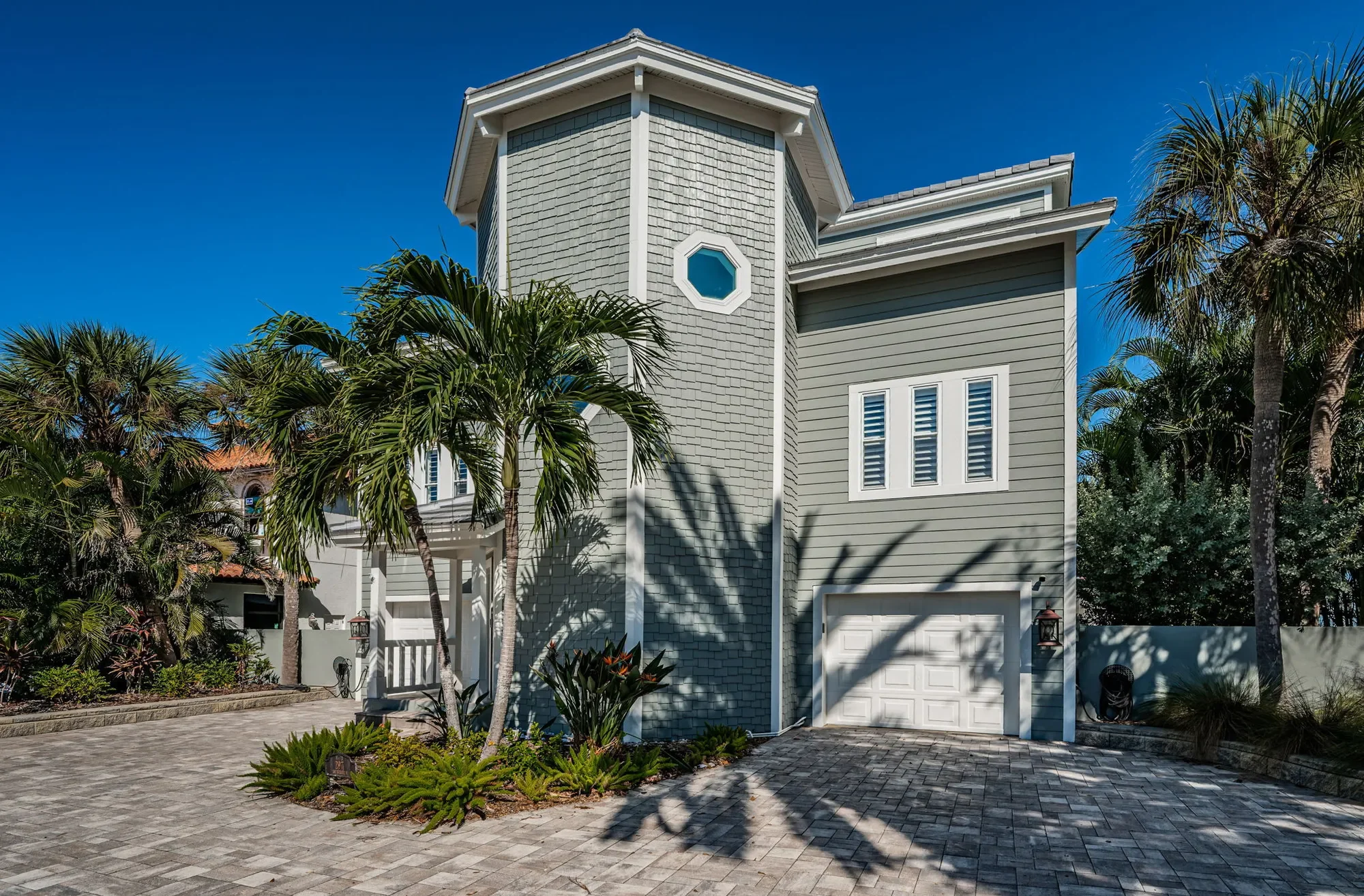 Exterior photo 2