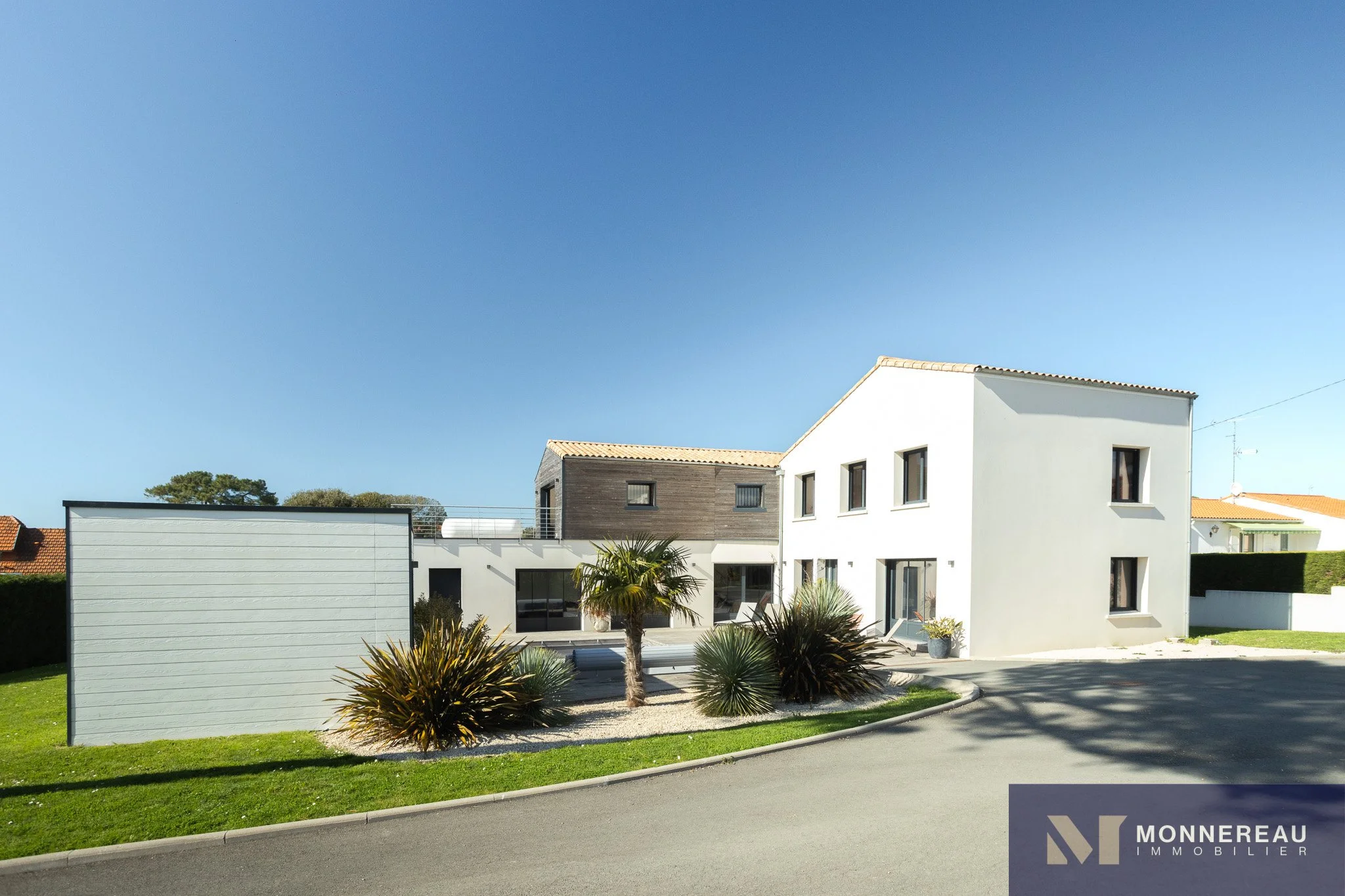 Exterior photo 5