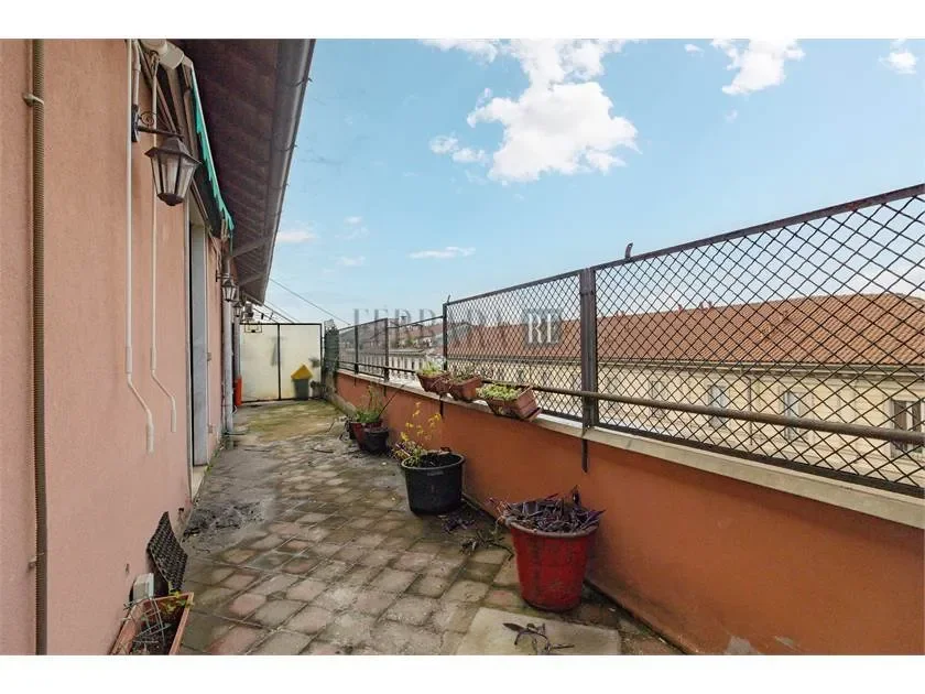 Exterior photo 5