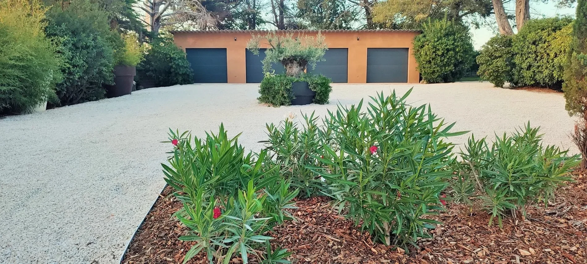 Exterior photo 4