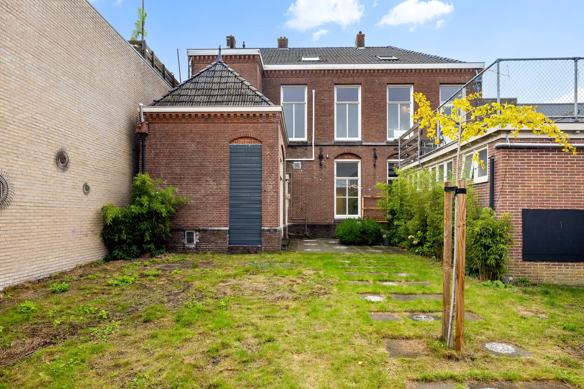 Exterior photo 4