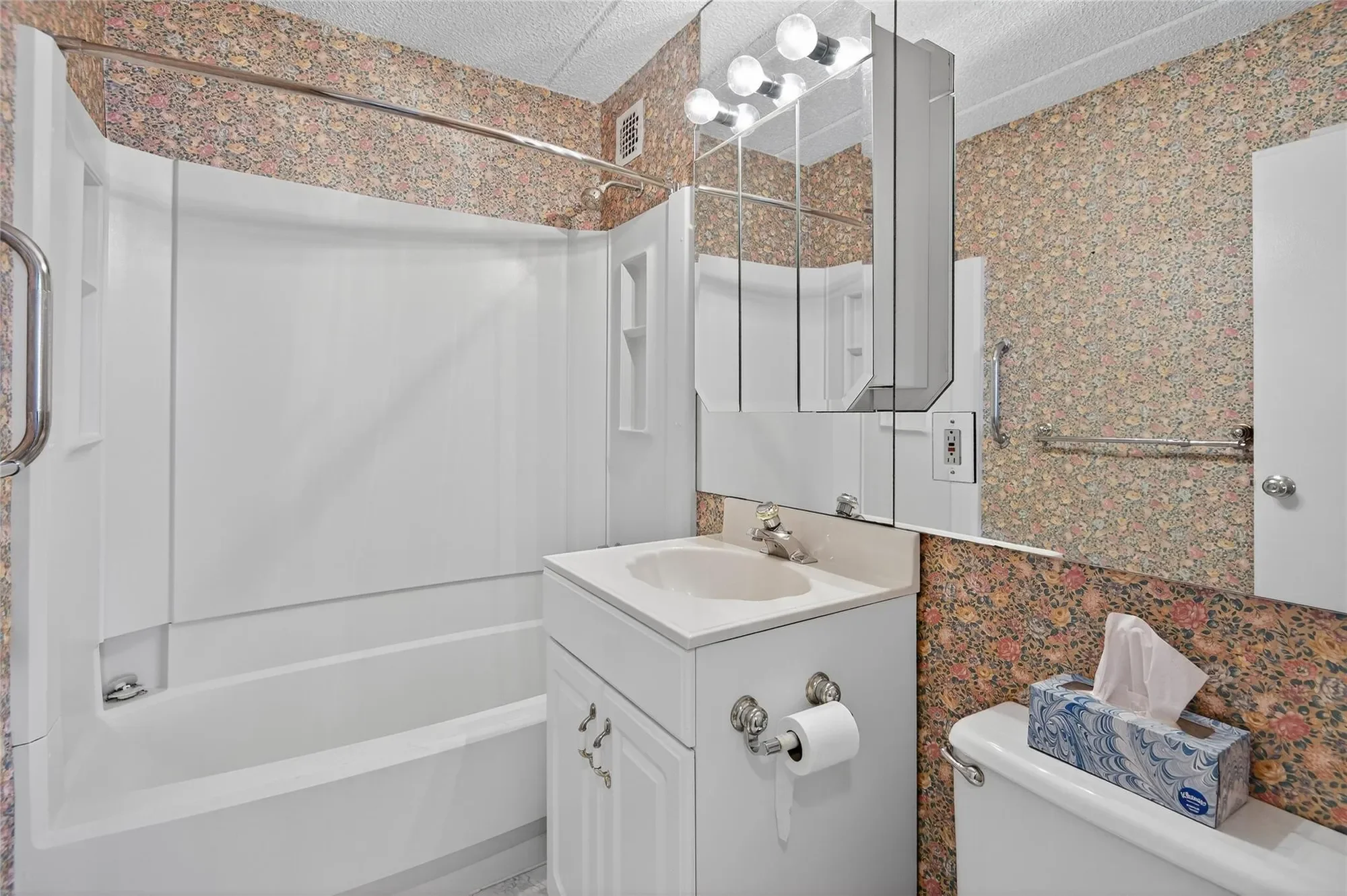 175 Maple Avenue Unit# 5G, Westbury, NY 11590, Salisbury, New York, United States. - Photo 9