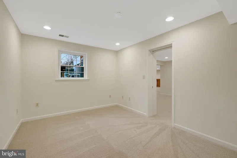 933 HOLLY CREEK DR, GREAT FALLS, VA, 22066, USA, Great Falls, Virginia, United States. - Photo 46