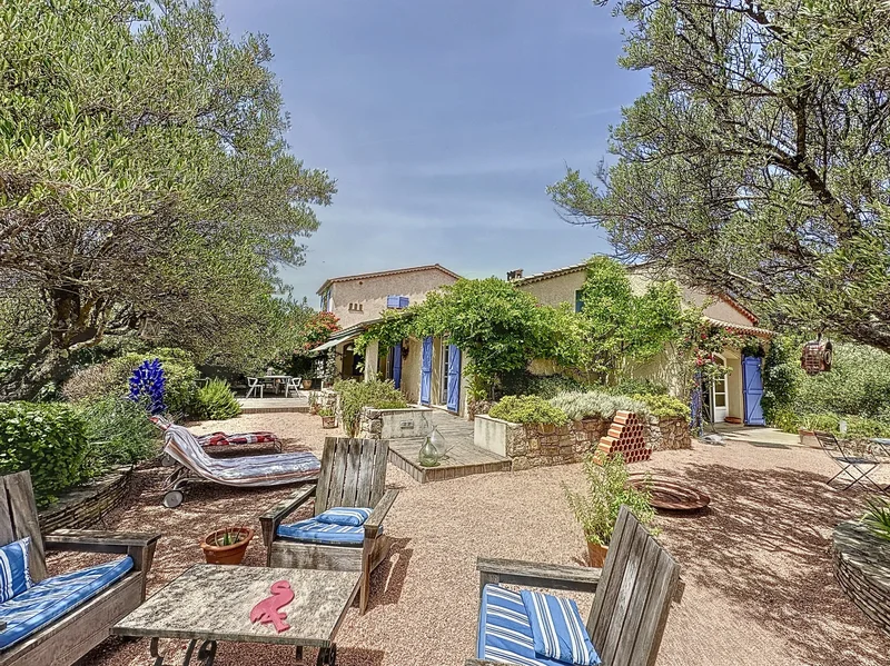 Charming residence with pool walking distance to Lorgues