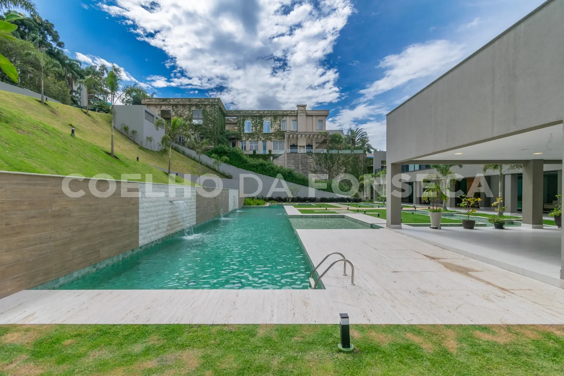 Exterior photo 6