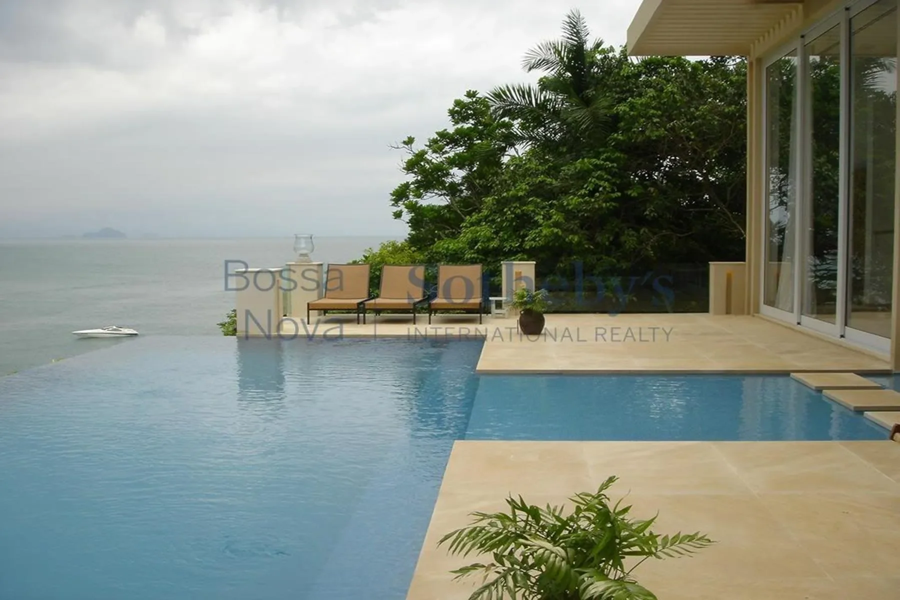 Exterior photo 8