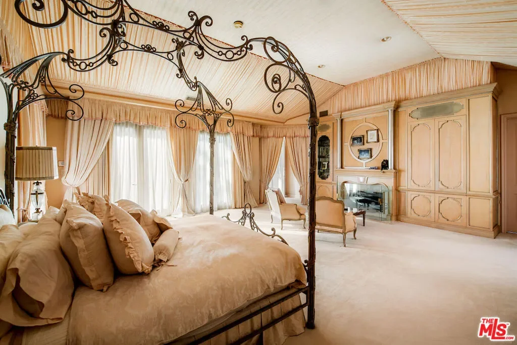 10275 Century Woods Drive, Los Angeles, California, United States. - Photo 27