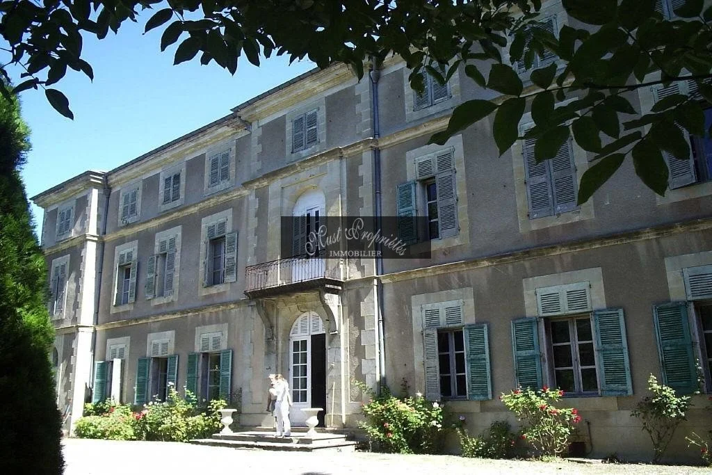 Exterior photo 1
