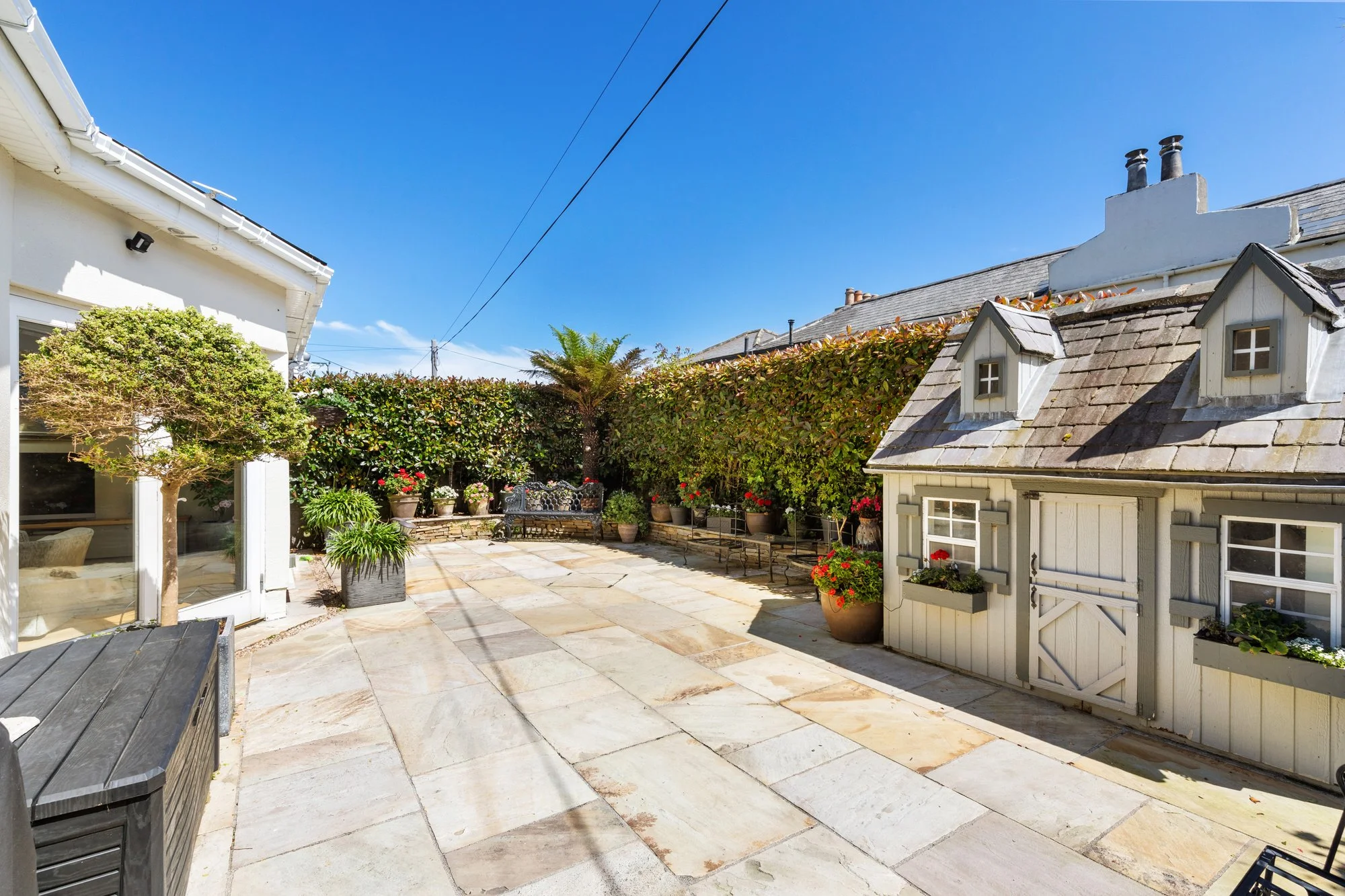 Exterior photo 6