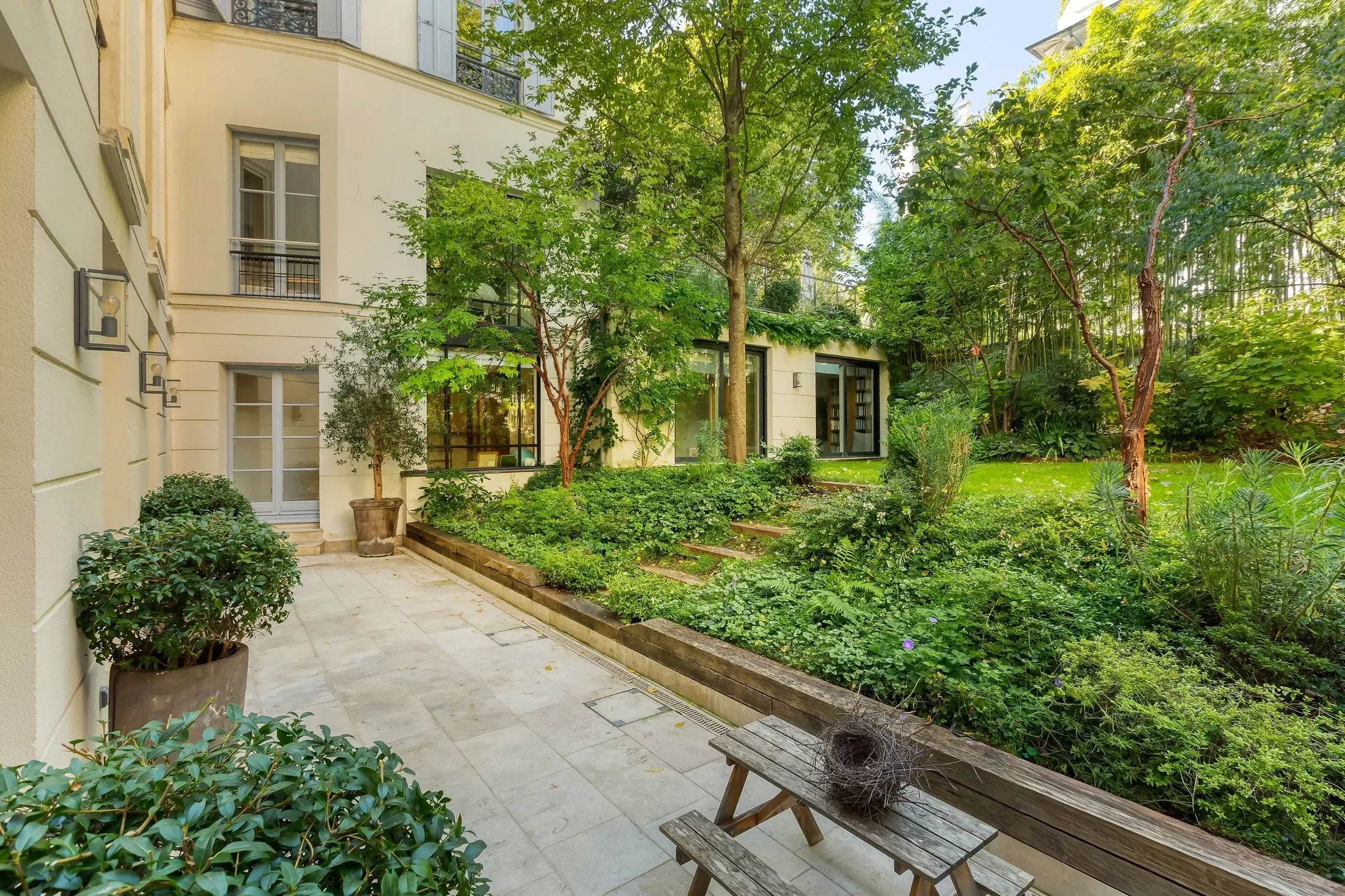Exterior photo 5