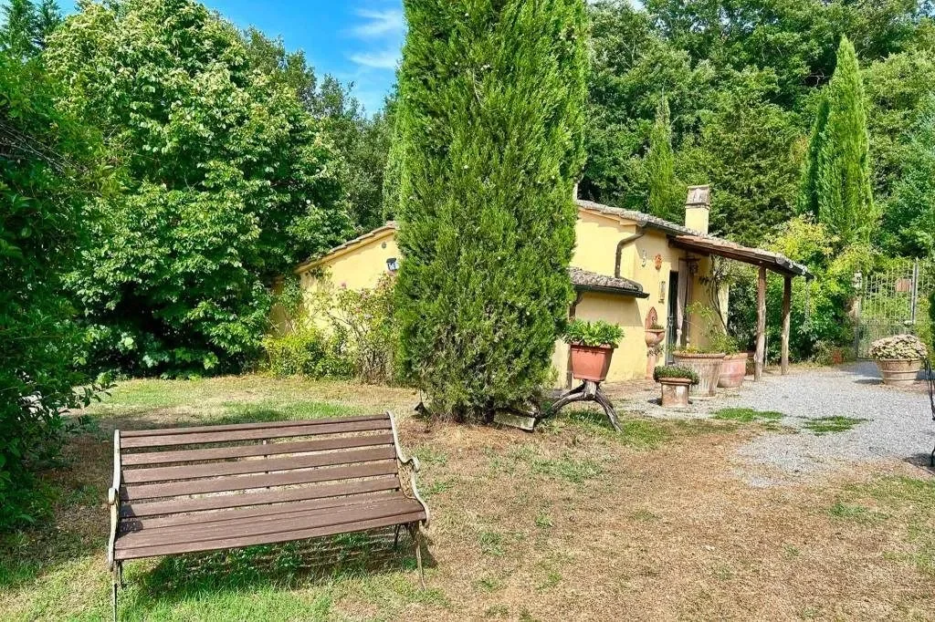 Exterior photo 5